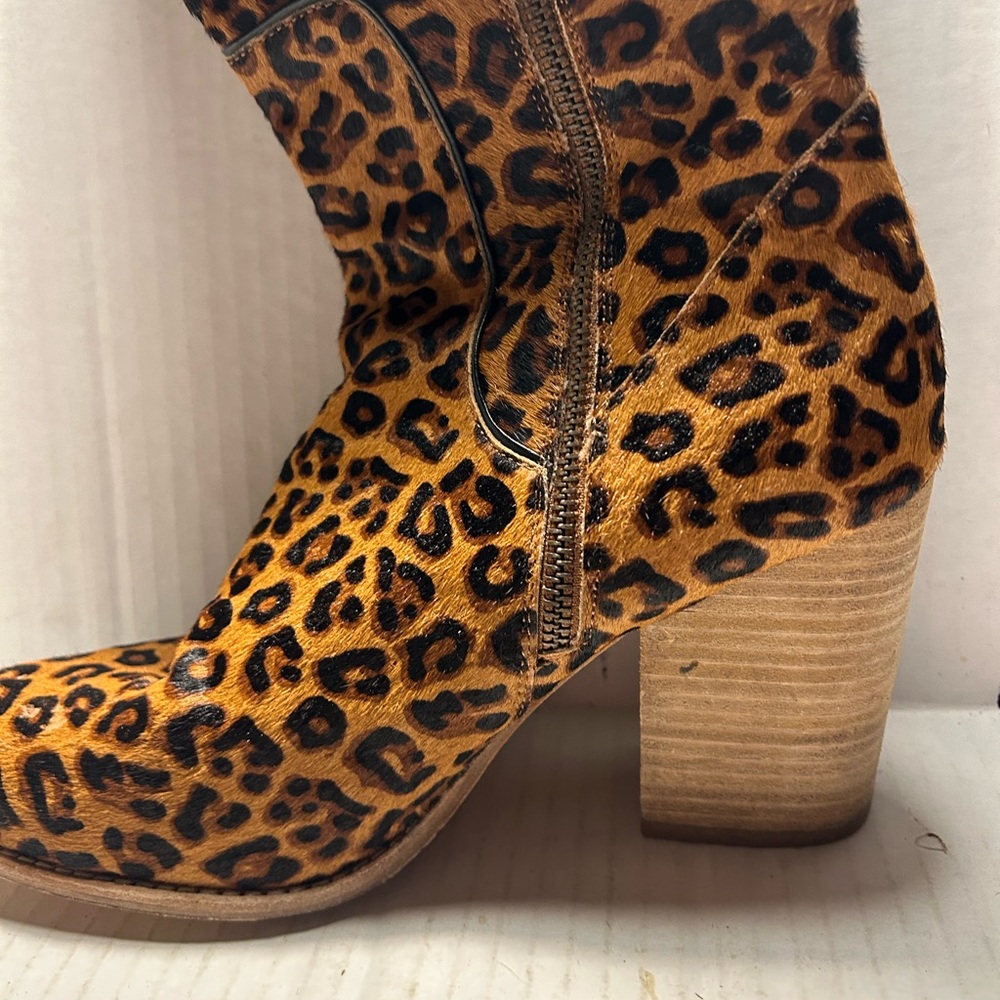 Woman’s Bill Blass size 10 leopard print leather zippered heeled boots - Picture 5 of 15